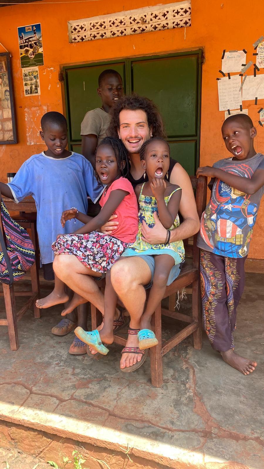 Photo: Uri Liron עם הילדים בבית היתומים באוגנדה