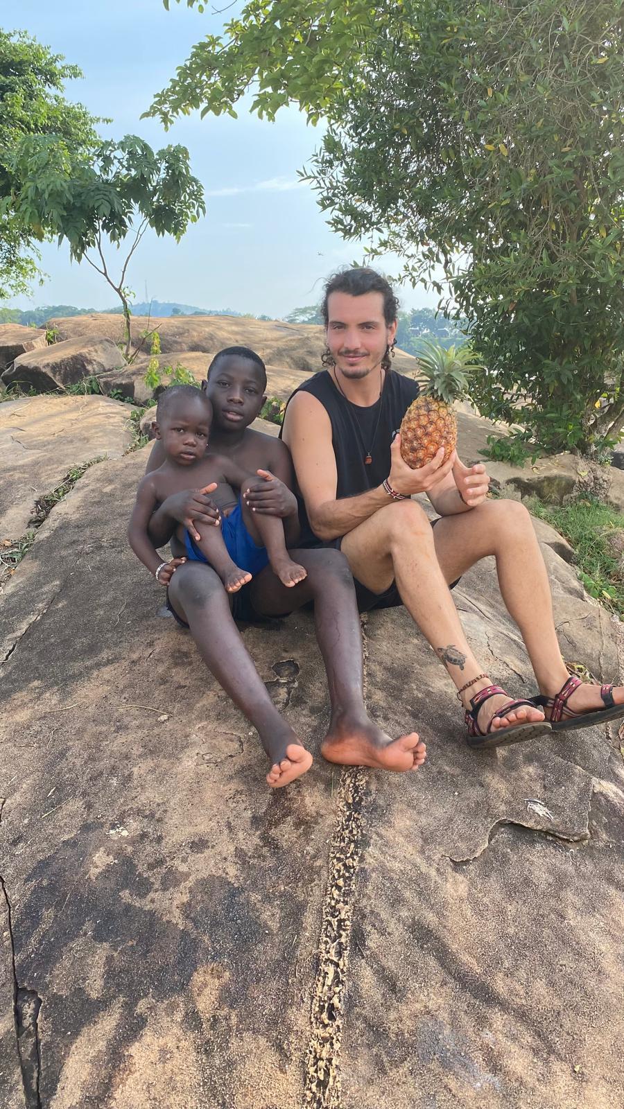 Photo: Uri Liron עם ג׳וש, הילד עליו שילם בעבור שנת לימודים