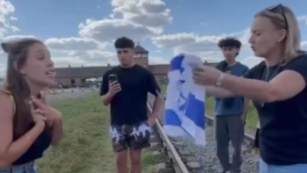 קורצ'אק מניפה את דגל ישראל על פסי הרכבת