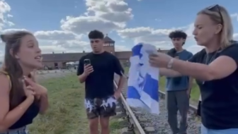 קורצ'אק מניפה את דגל ישראל על פסי הרכבת