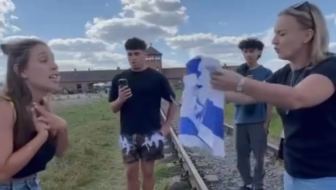 קורצ'אק מניפה את דגל ישראל על פסי הרכבת