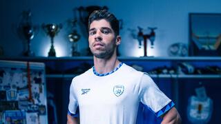 מנור סולומון עם המדים החדשים של נבחרת ישראל