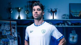 מנור סולומון עם המדים החדשים של נבחרת ישראל