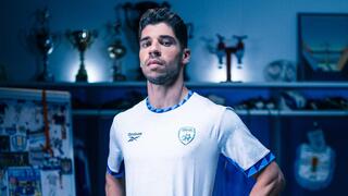 מנור סולומון עם המדים החדשים של נבחרת ישראל