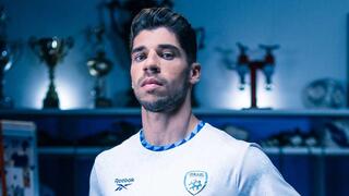 מנור סולומון עם המדים החדשים של נבחרת ישראל