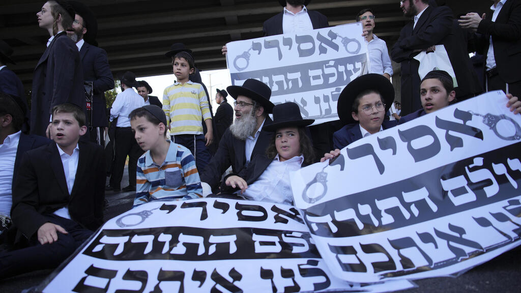 Акция ортодоксов против призыва в армию (Фото: AP Photo/Ohad Zwigenberg) הפגנת חרדים בכביש 4