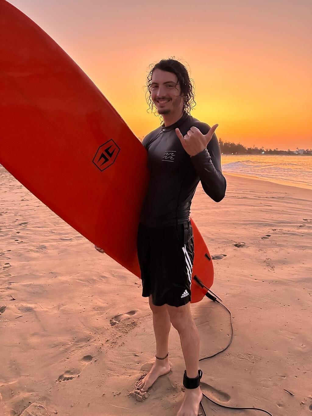 Photo: Uri Liron גולש בחופים של מוזמביק