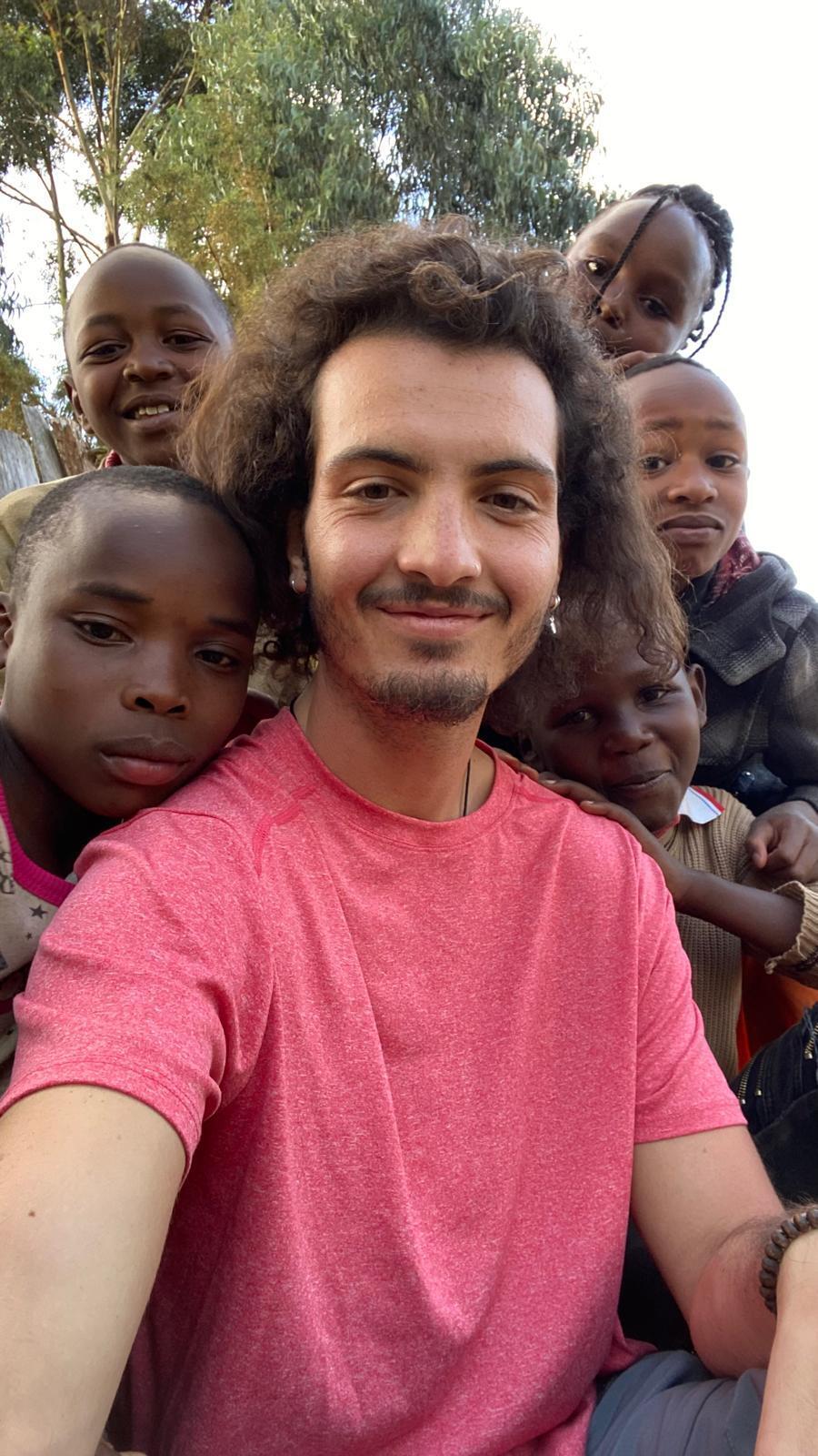 Uri Liron in Africa (Photo: Uri Liron) עם ילדים בקניה