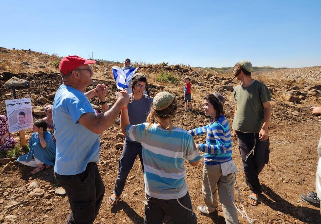 Закладка краеугольного камня города Неве-Башан (Фото: "Тнуат-халуцей ха-Башан") הניחו אבן פינה ליישוב חדש בשם נווה הבשן