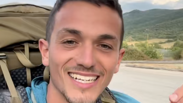 אריאל רון חוצה את אירופה בטרמפים