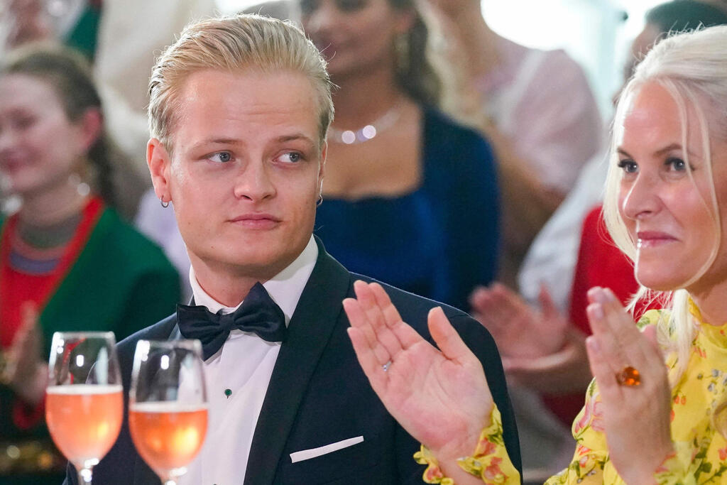 Norwegian Crown Princess Mette-Marit with her son Marius Borg Høiby, archive photo, 2022 (Photo: Lise Åserud / NTB / AFP) נורבגיה יורשת העצר הנסיכה מטה מריט עם בנה מריוס בורג הויבי ש מואשם ב אונס תמונת ארכיון 2022