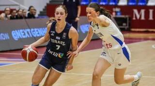 תמר כרמי מובילה כדור