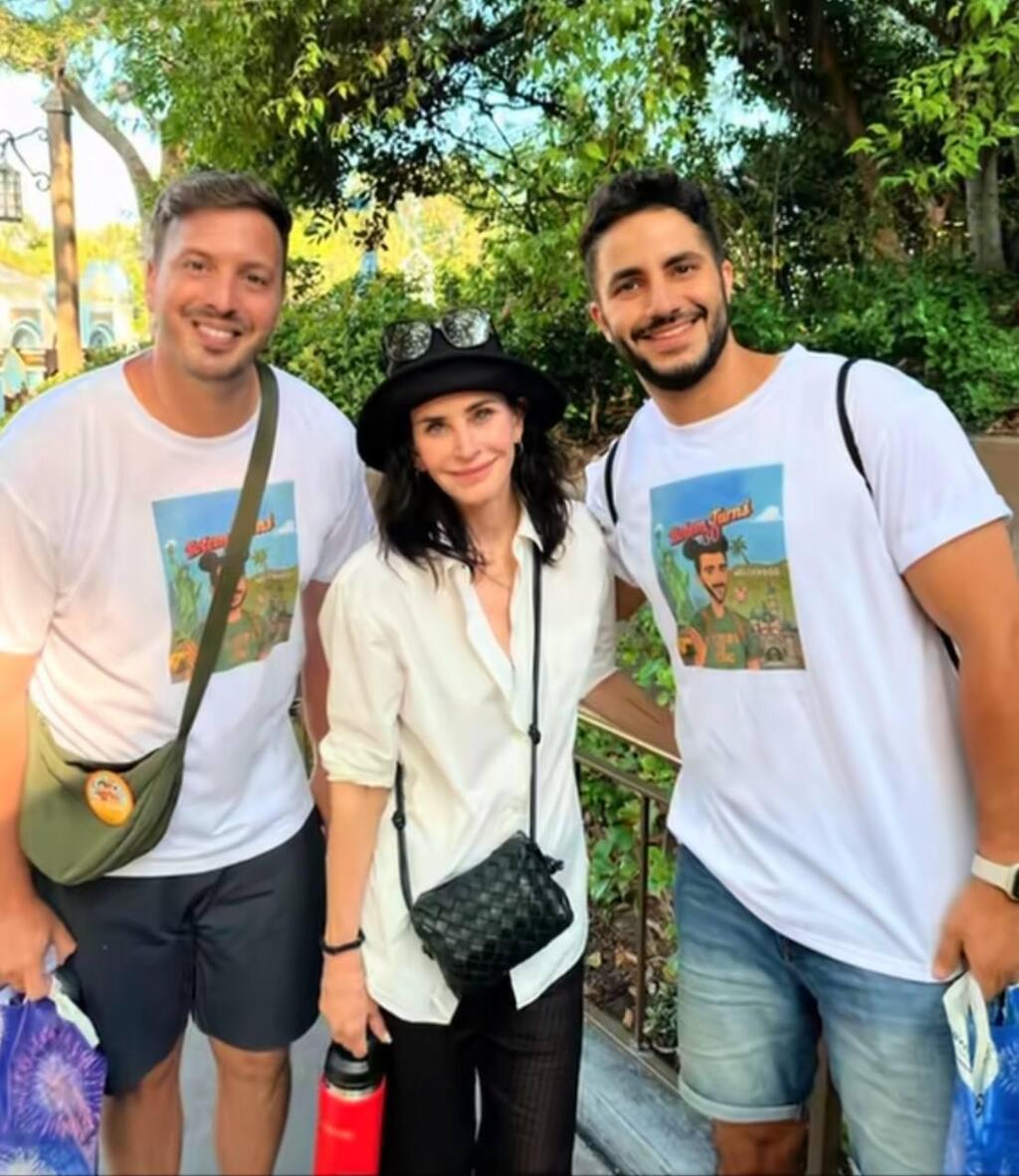 עידו פרמון רותם קסטרו פוגשים את קורטני קוקס בדיסנילד