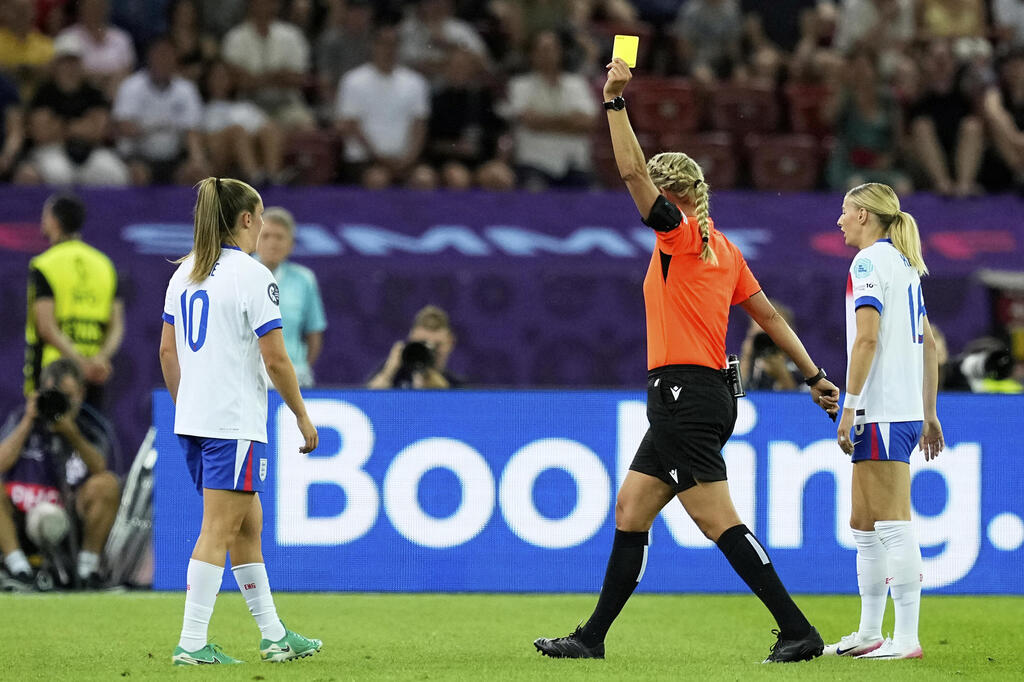 Желтая карточка (Иллюстрация: AP Photo/Martin Meissner) כרטיס צהוב