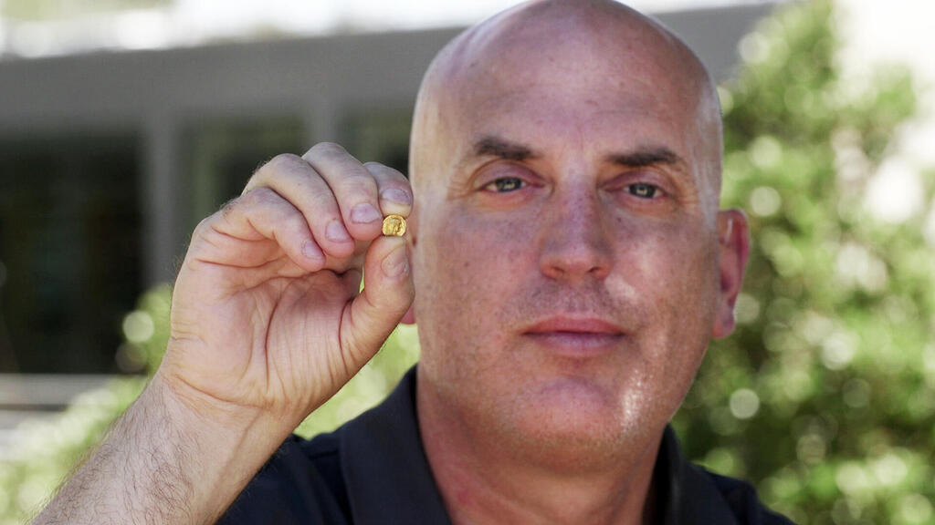 ד”ר יפתח שלו, מנהל החפירה מטעם רשות העתיקות; המטבע שהתגלה נושא עמו משמעות רחבה באשר להתפתחות העיר ירושלים לאחר חורבן הבית הראשון