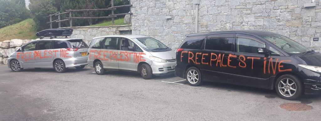 שלושה מכלי הרכב שהושחתו