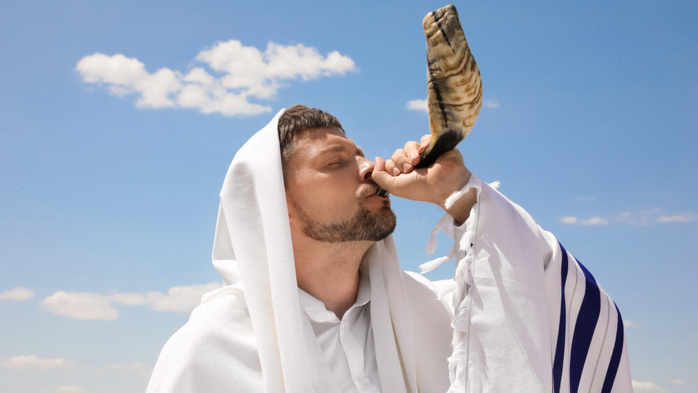 Трубление в шофар (Фото: shutterstock) Трубление в шофар