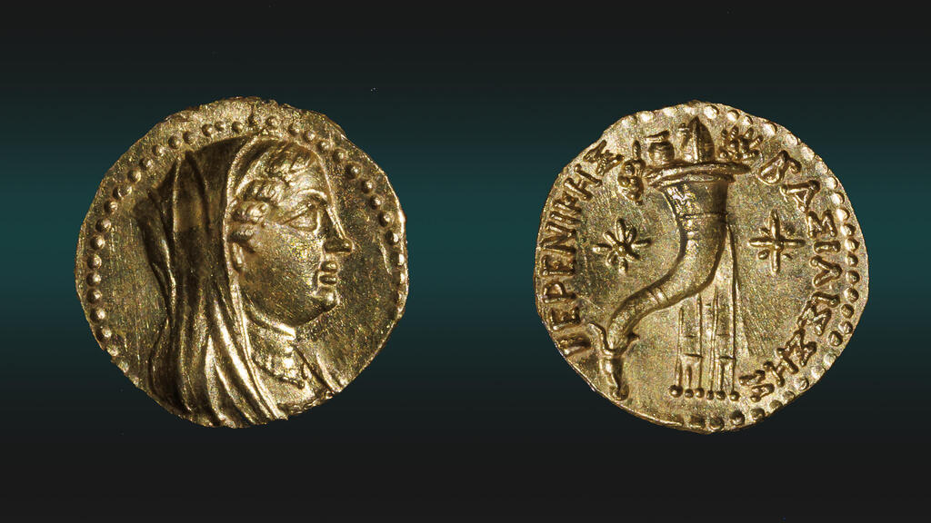 שני צידי מטבע הזהב של המלכה ברניקי