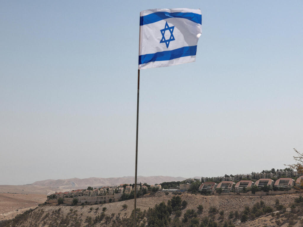 דגל ישראל מתנופף מעל מעלה אדומים