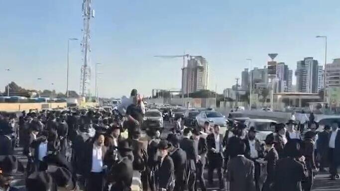 חרדים חוסמים את כביש 2 ליד מחלף נתניה