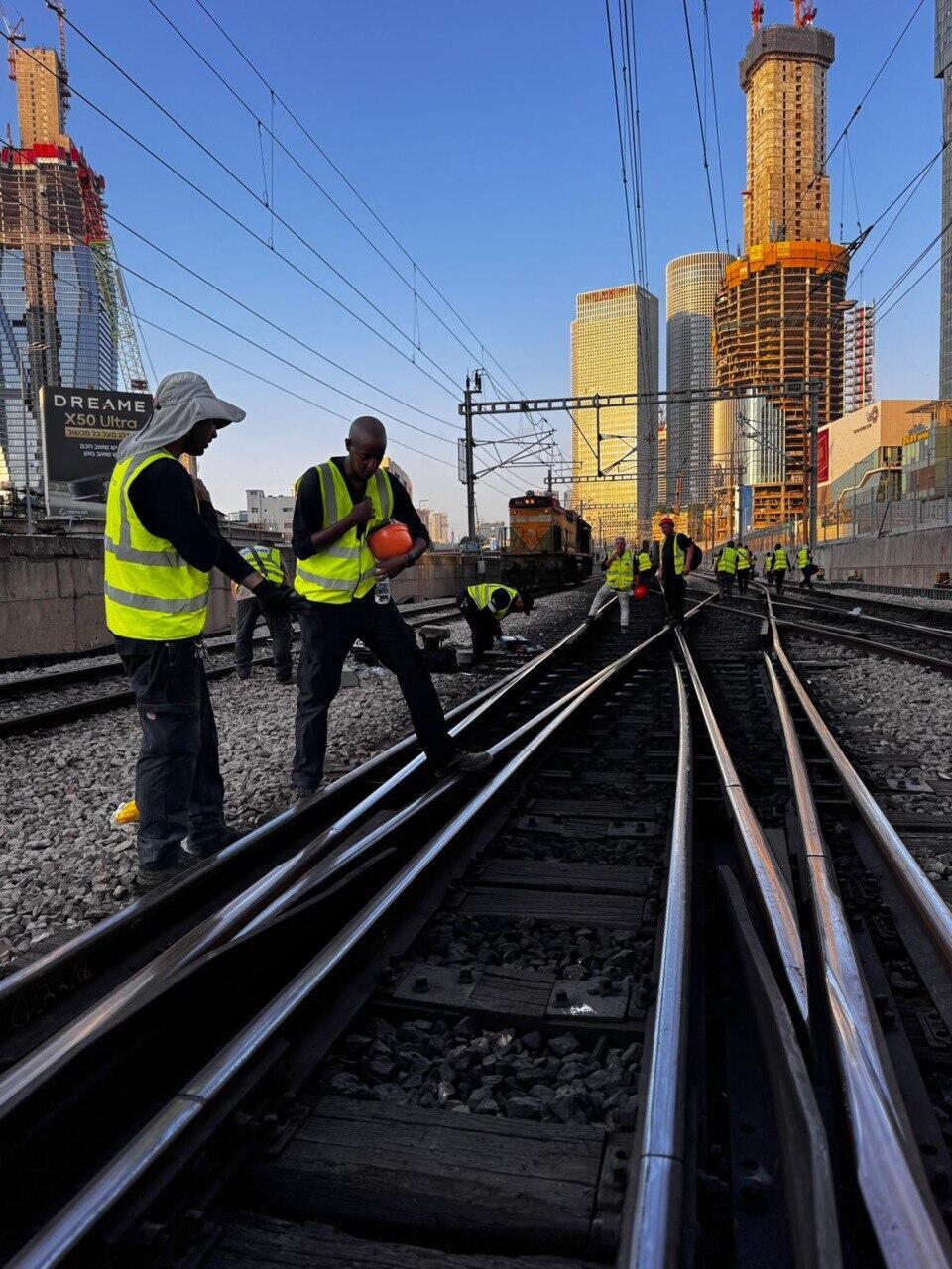 Work along the railway (Photo: Israel Railway) עבודות הבטיחות מהבוקר על מסילות הרכבת
