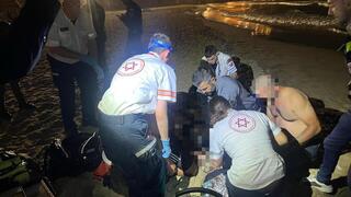 כוחות מד"א בזירה בחוף הכלבים