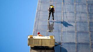 שני פועלים לכודים בגובה רב בביג גלילות