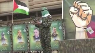 המחבל רסאן האני סלוט על במת ״טקס השחרור״ 