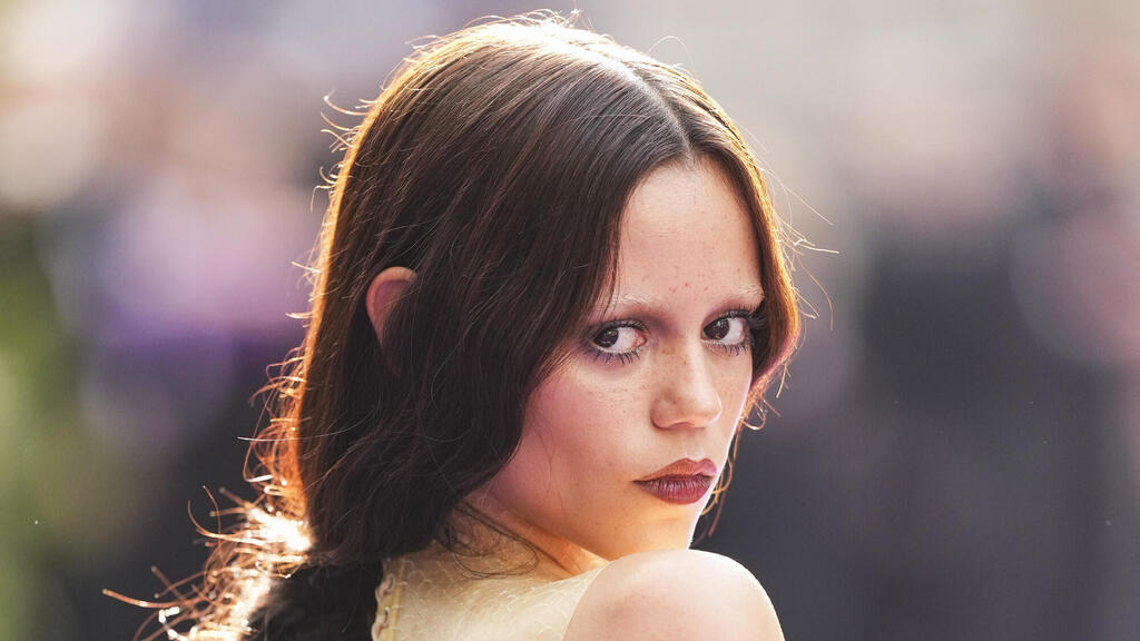 Jenna Ortega also part of the trend? (Photo: Scott A Garfitt/Invision/AP) ג'נה אורטגה בפרמיירה לעונה 2 של "וונסדיי" בלונדון, 2025