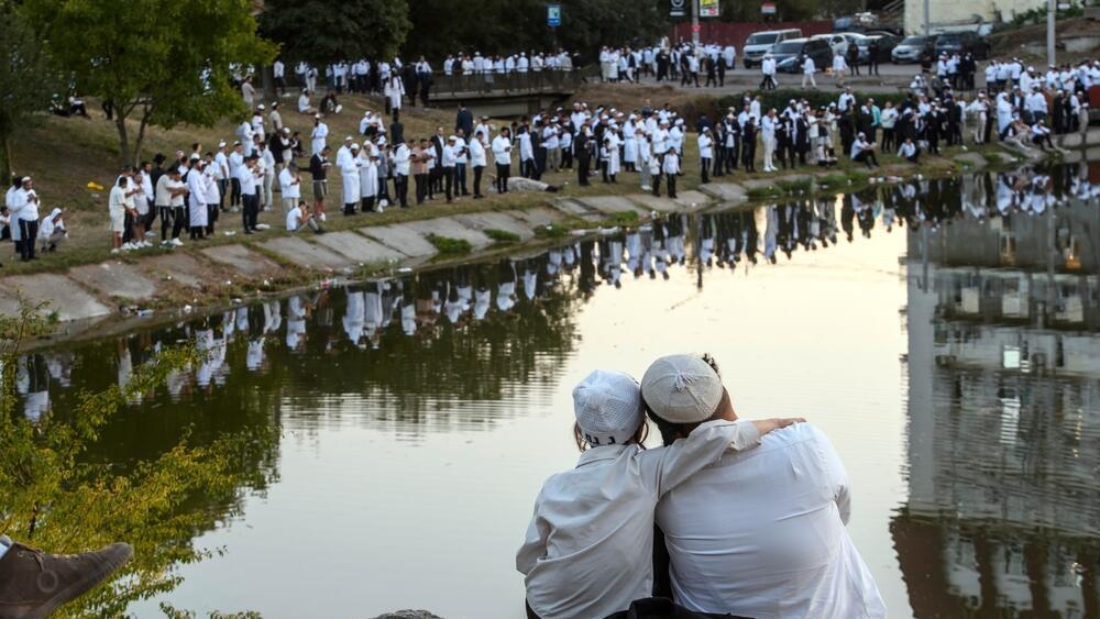 Еврейские паломники в Умани выполняют ташлих (Фото: paparazzza, shutterstock) Еврейские паломники в Умани выполняют ташлих