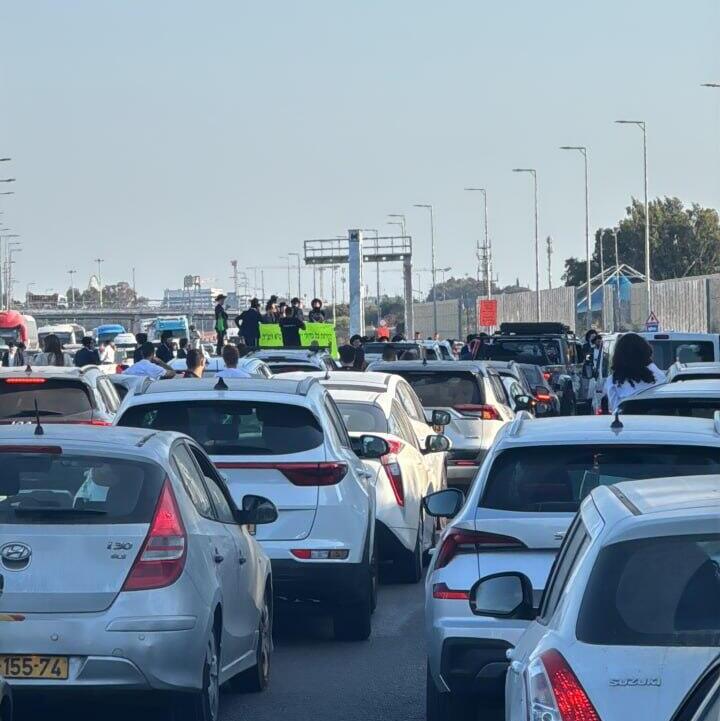 חרדים חוסמים את כביש 2 ליד מחלף נתניה