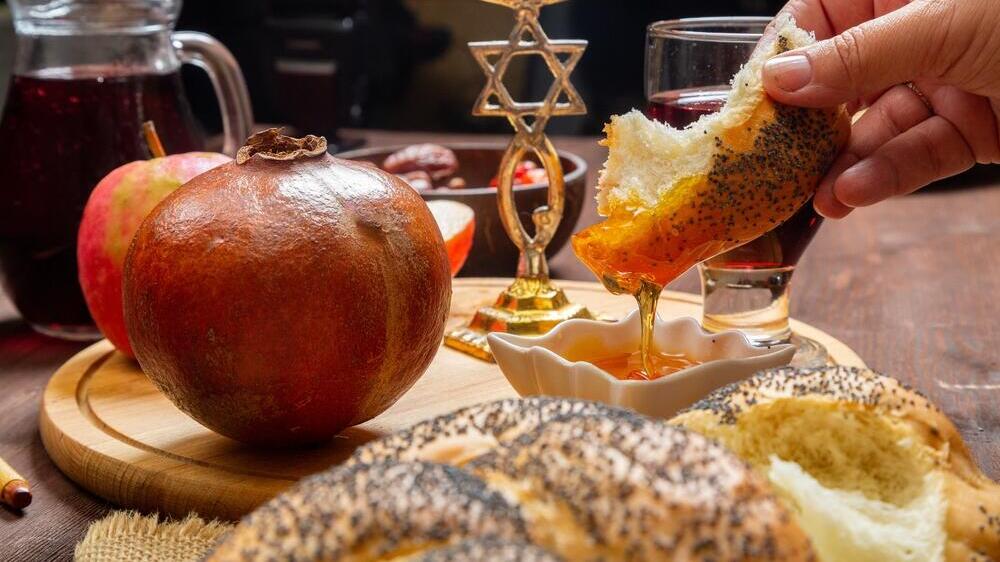 Хала в меду - традиционное кушанье на Рош ха-Шана (Фото: shutterstock) Хала в меду - традиционное кушанье на Рош ха-Шана