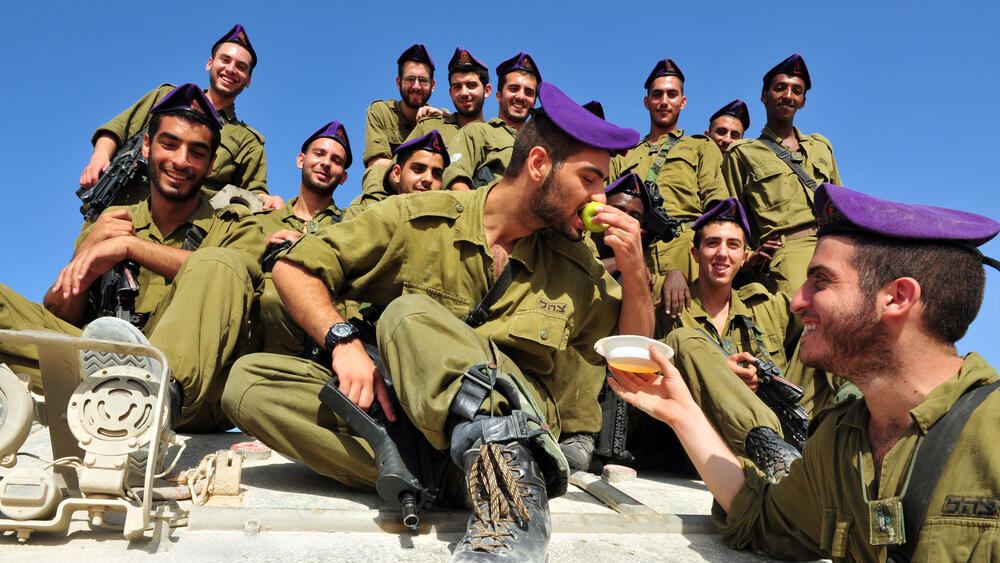 Солдаты ЦАХАЛа празднуют Рош ха-Шана (Фото: ChameleonsEye, shutterstock) Солдаты ЦАХАЛа празднуют Рош ха-Шана