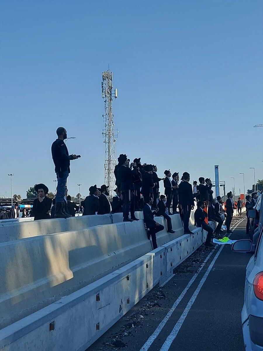 חרדים חוסמים את כביש 2 ליד מחלף נתניה