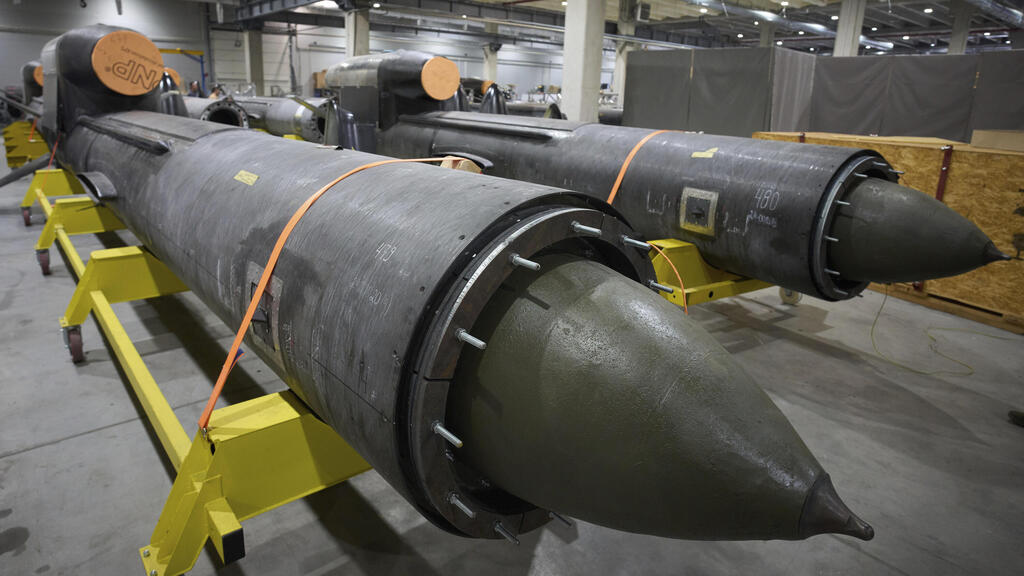 A Ukrainian-made Flamingo cruise missile at a secret production facility (Photo: AP Photo/Efrem Lukatsky) טיל שיוט מדגם פלמינגו שמייצרת אוקראינה במפעל סודי