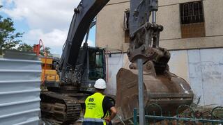 הריסת בניין ישן במתחם פינוי בינוי ביבנה שמקדמת חברת גרופית 