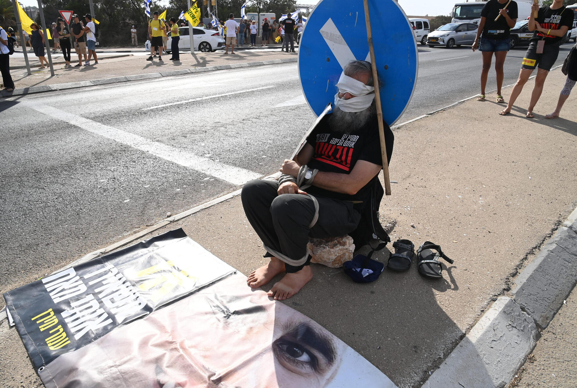מפגין בצומת שער הנגב 