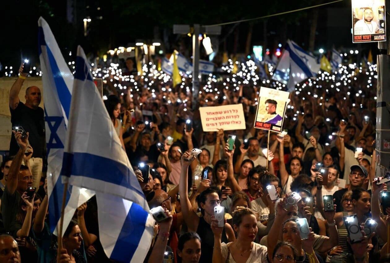 המונים בעצרת בכיכר החטופים 