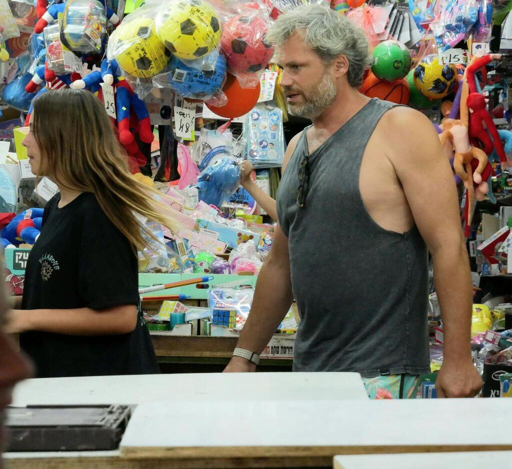 פפראצי נועם טור והבת לונה 
