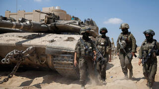 הלוחמות הפרמדיקיות שמתמרנות עם הלוחמים ברצועת עזה 