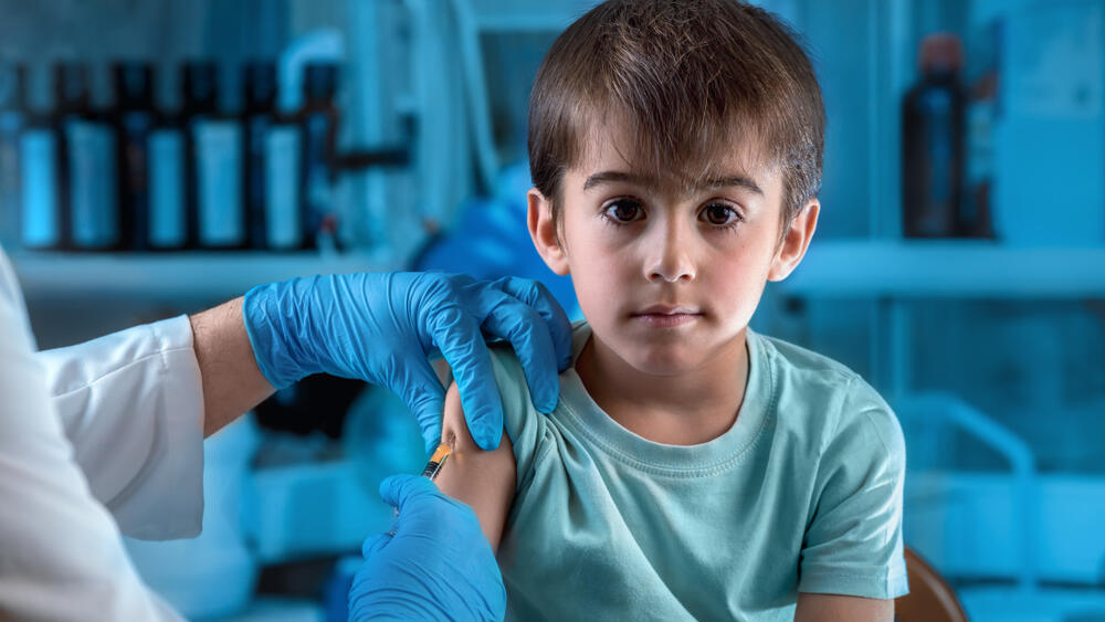 ילד מקבל חיסון