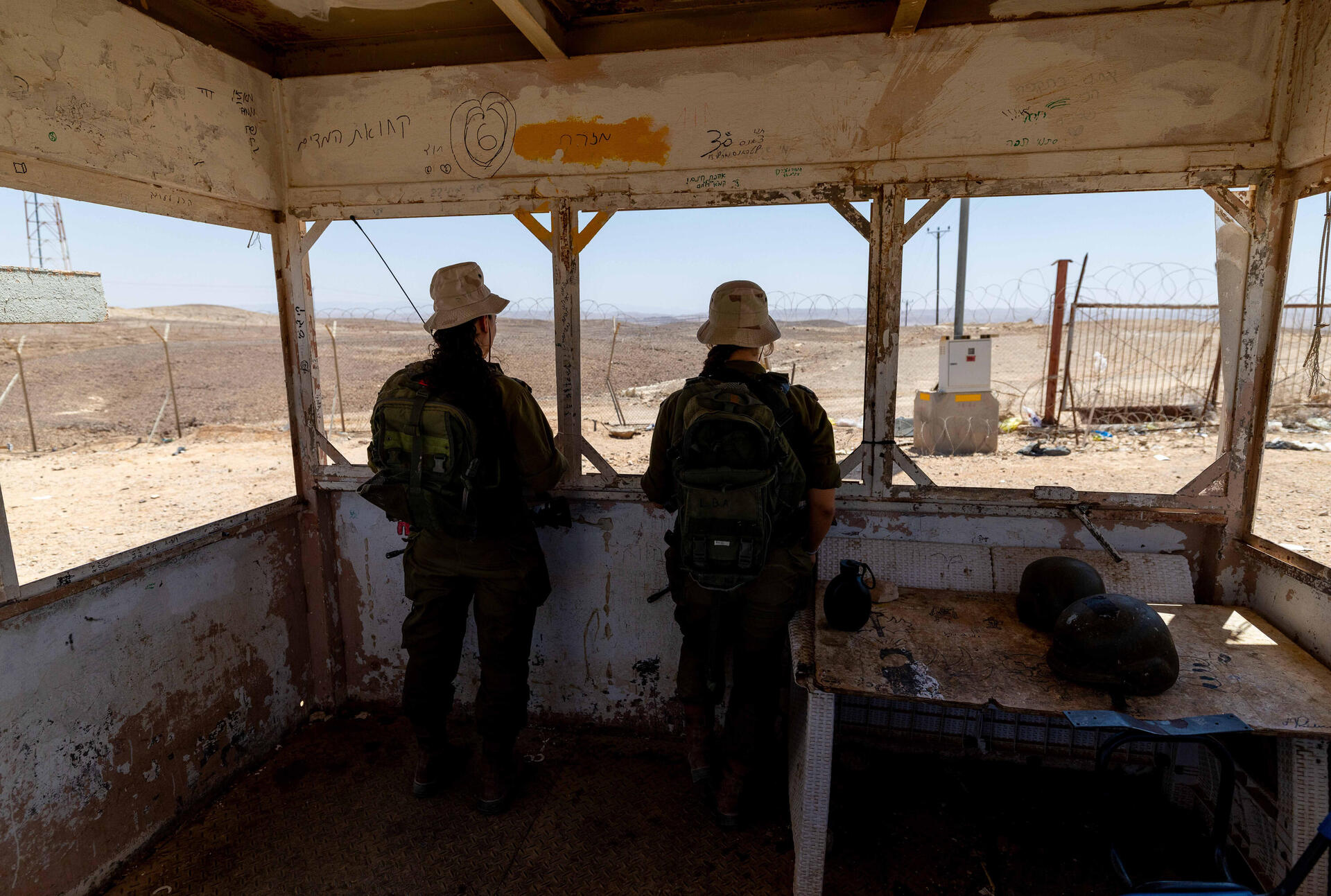 עמדת שמירה בבסיס סיירים. בשיא החום קרסו המזגנים  