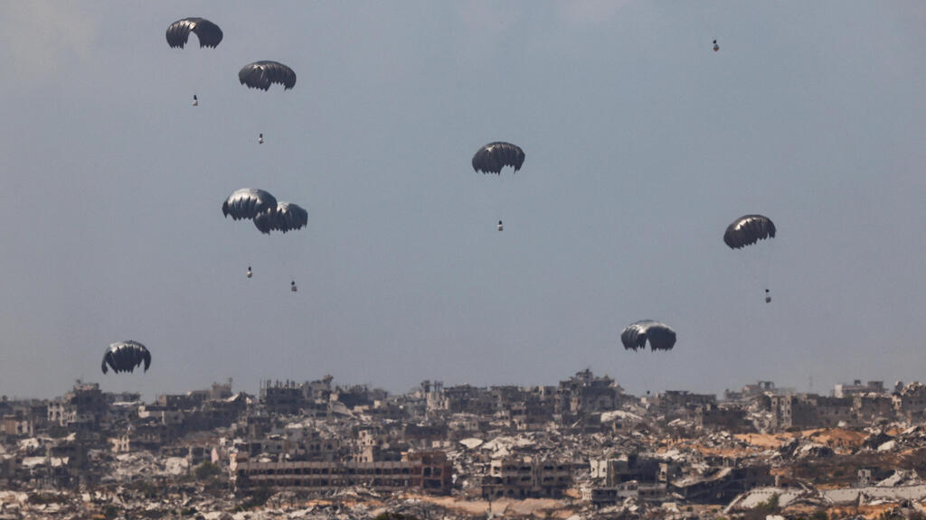סיוע הומניטרי אינדונזי מוצנח מעל רצועת עזה