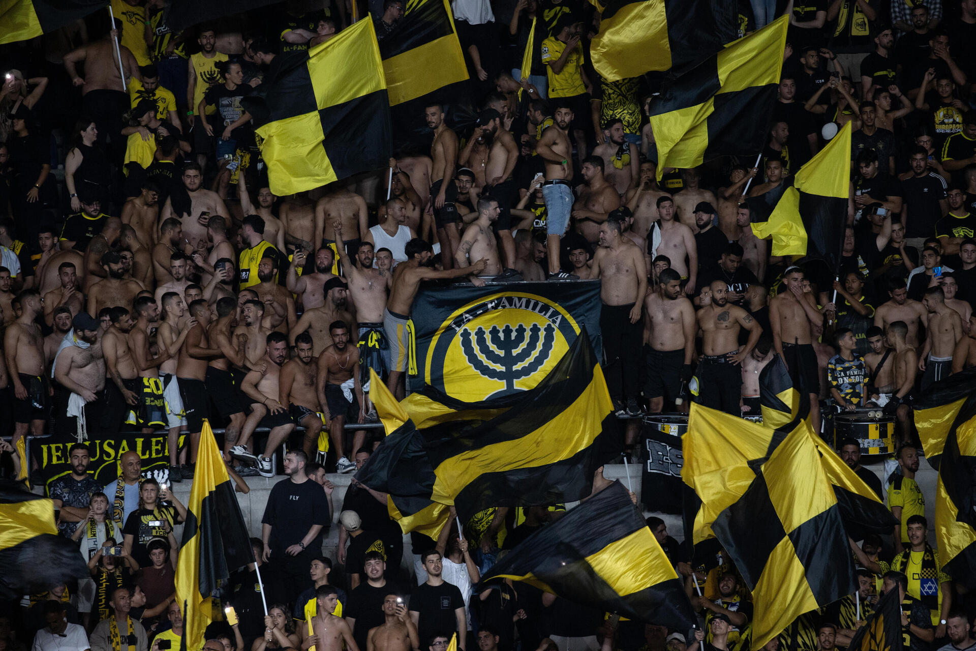 אוהדי בית"ר חוגגים בחצי-גמר גביע הטוטו 