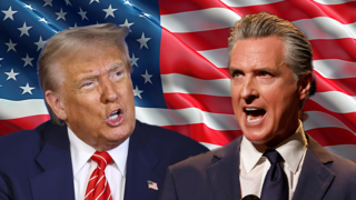 טראמפ, מושל קליפורניה גווין ניוסם על רקע דגל ארהב