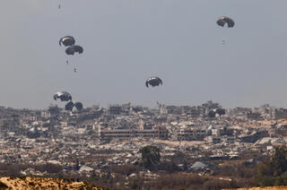 סיוע הומניטרי אינדונזי מוצנח מעל רצועת עזה