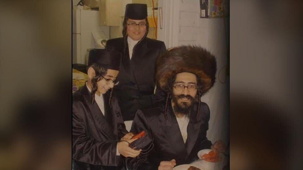 האחים יואל ומנדי עם אביהם יהושע לוי ז"ל