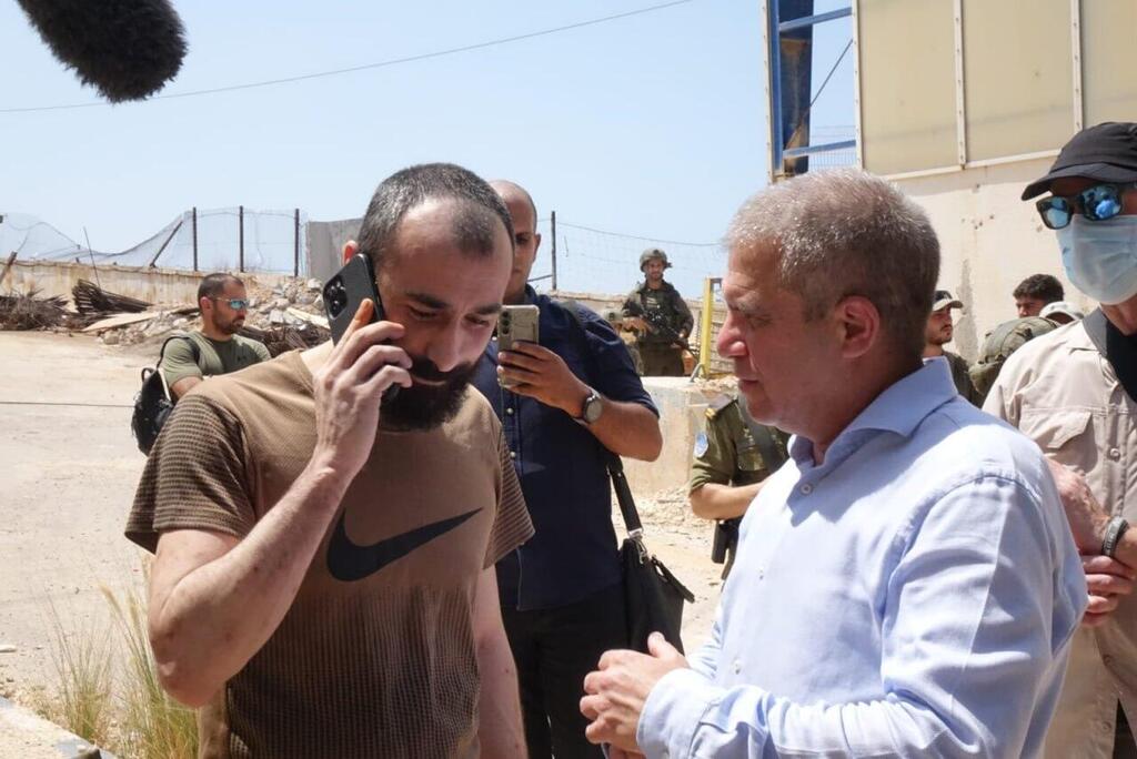 Salah Abu-Hussein (left) and coordinator for captives and missing persons, retired Brig. Gen. Gal Hirsch (Photo: GPO) סאלח אבו-חסיין, אזרח ישראלי שהיה כלוא בלבנון במשך כשנה הושב לישראל