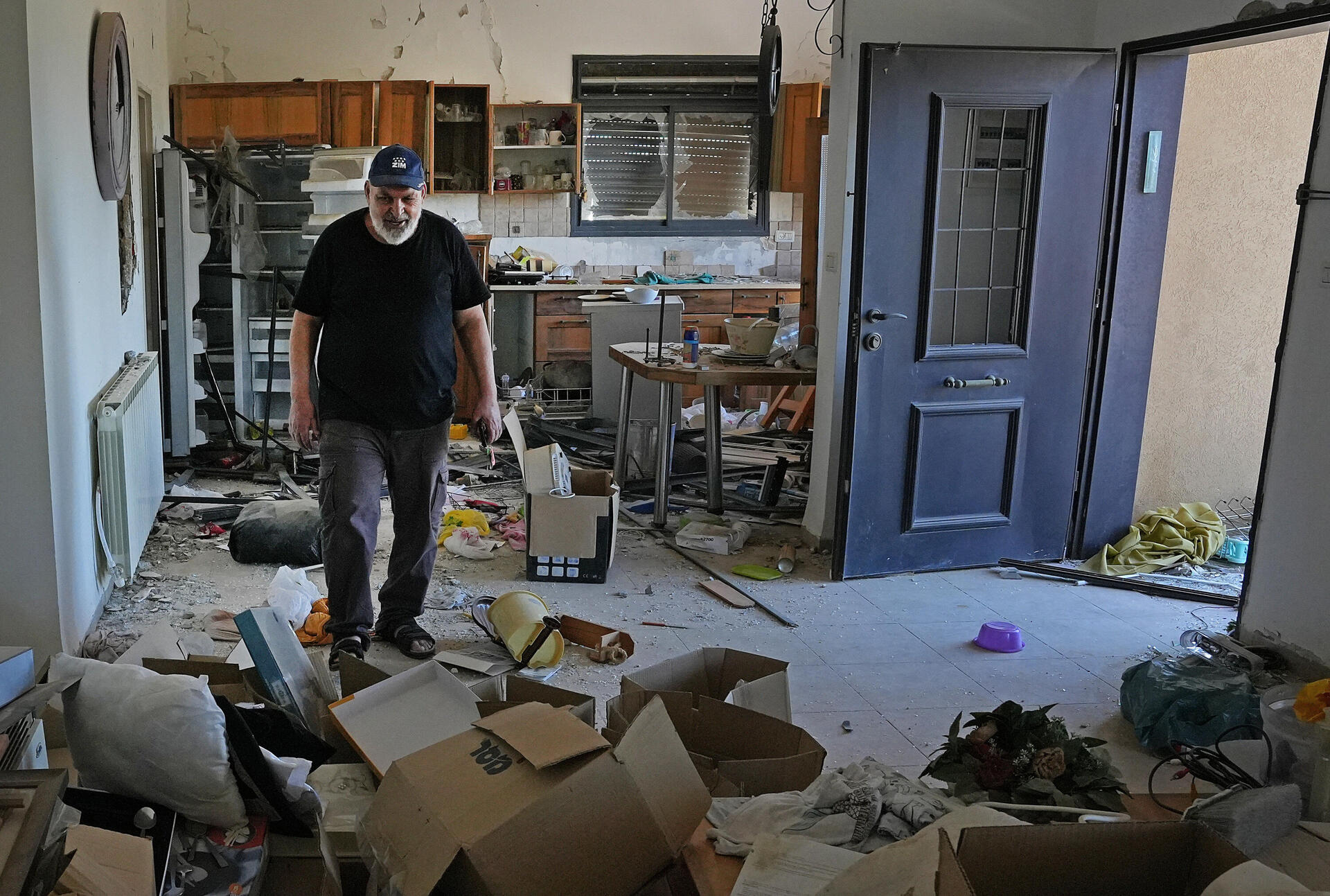 אבנר אליהו בביתו בשתולה, שעדיין הרוס 