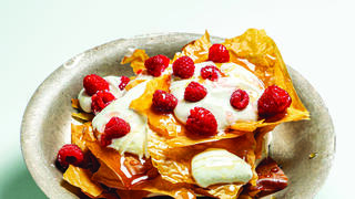 דקיקוני פילו בקרם יוגורט ופירות